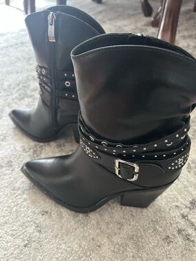 Michael Shannon Black Studded Western Ankle Boots sz 8 (fit small more like 7)
